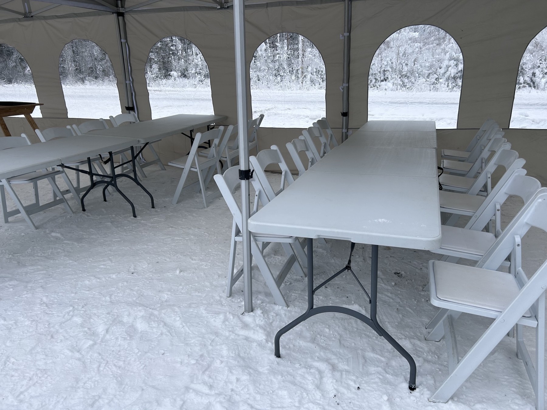 Vuokrattavia pöytäryhmiä