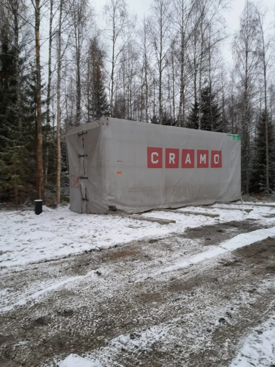 Kylätalon rakennusosia kuljetuspaketissa