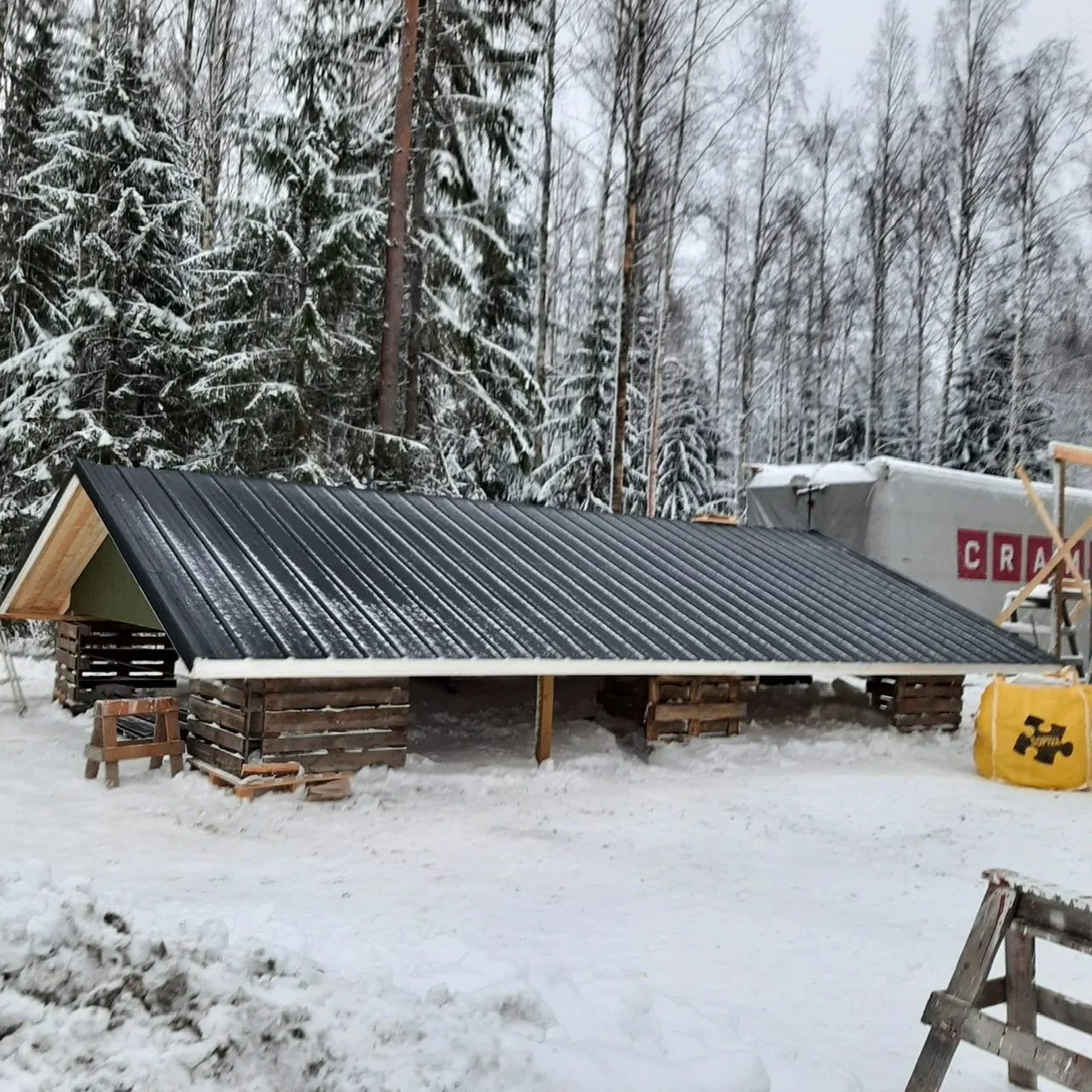 Kylätalon kattorakenteita maassa