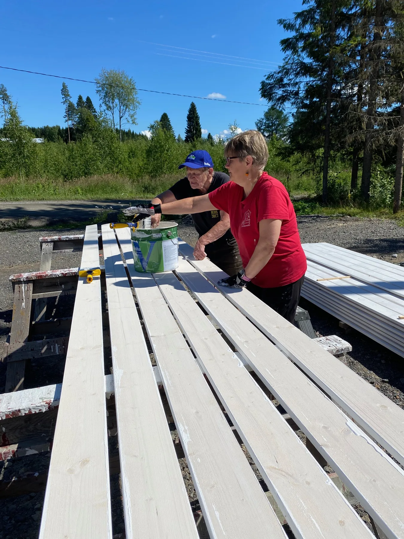 Talkoolaisia maalaamassa kylätaloa