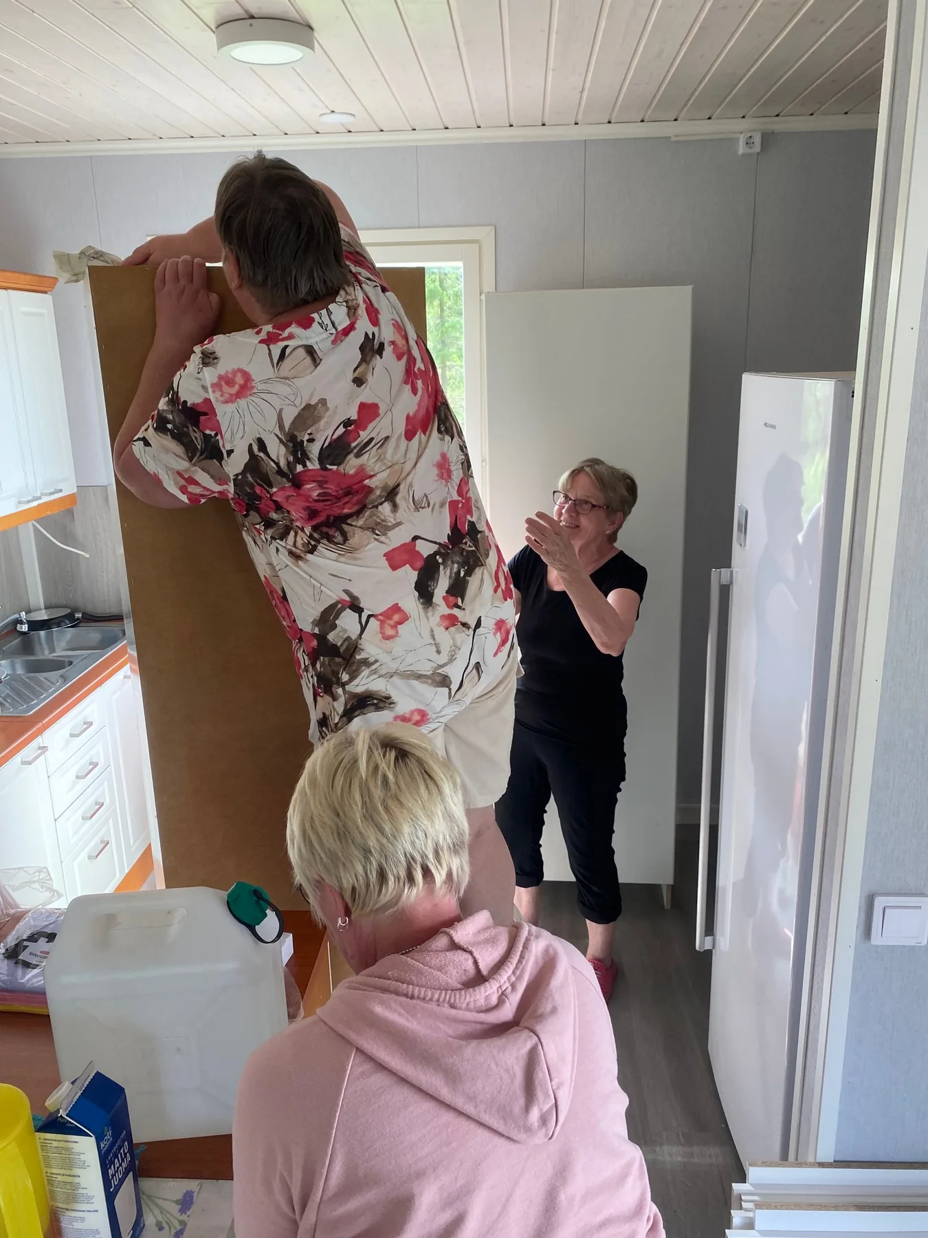 Talkoolaisia siivoamassa kylätaloa